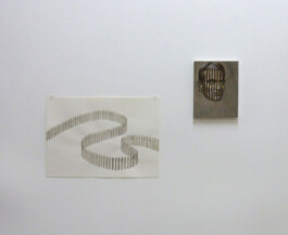 Wand im Ausstellungsraum mit einer Zeichnung von einem Zaun und einem Porträt.