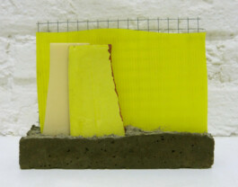 Skluptur aus Beton, Kunststoff, zerbrochener Kachel und Gitter.