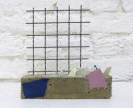 Skluptur aus Beton, zerbrochener Kachel, Glas und Metallgitter.