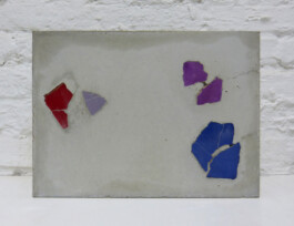 Rechteckiges Objekt aus Beton mit integrierten zerbrockenen Kacheln.