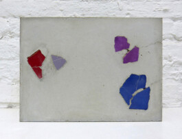 Betonobjekt mit zerbrochenen Kacheln