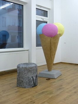 Ausstellungsraum mit Poller und menschengroßer Eistüte aus Pappmache